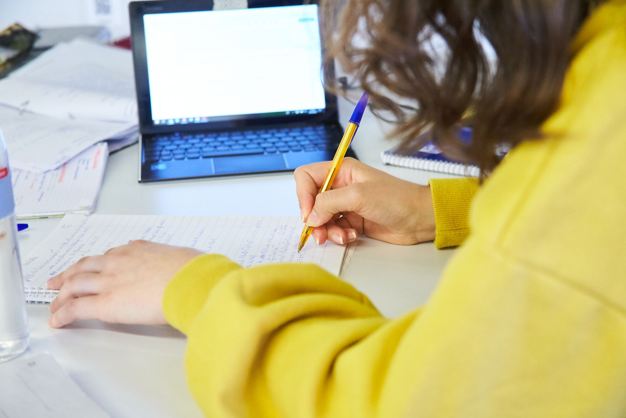 Studierende lernen in der UB