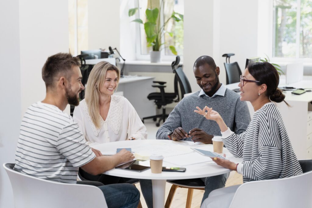 Wissenschaftler*innen in einem Meeting